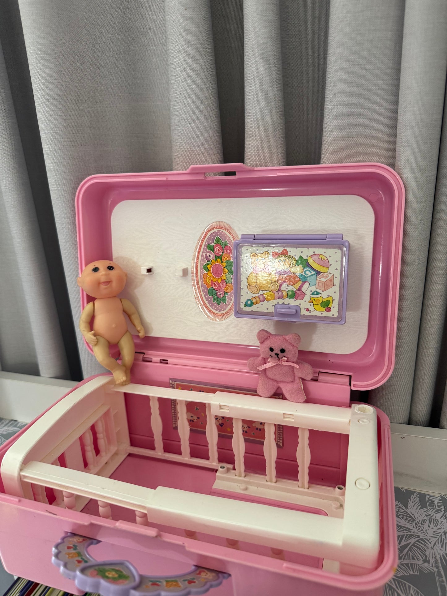1995 cabbage patch carry case & little doll